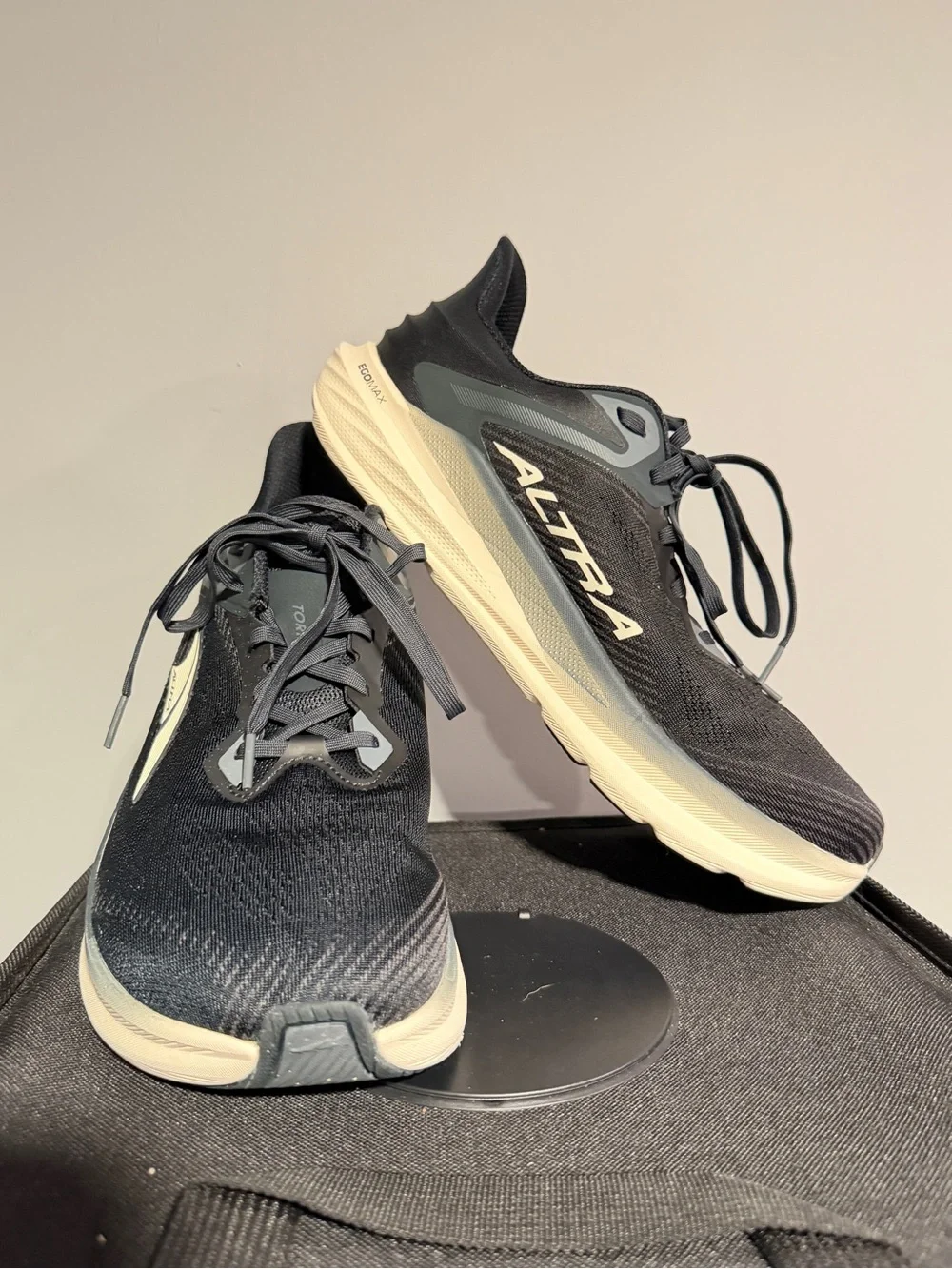 Worn 3 times, Men's Size‎ 10.5 ALTRA Torin 8 Running Sneaker!